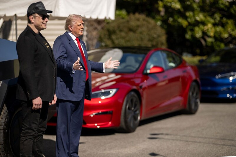 Elon Musks politieke connecties in de VS schaden Tesla’s imago in Europa