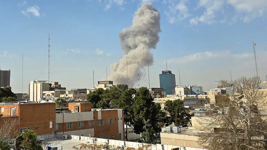 Rookwolken boven Iraanse steden na aanvallen van Israël en VS.