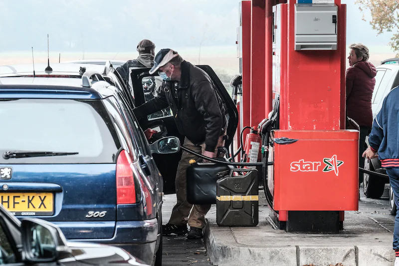 Jerrycans en risico’s: zo ver gaat Nederland voor goedkope brandstof.