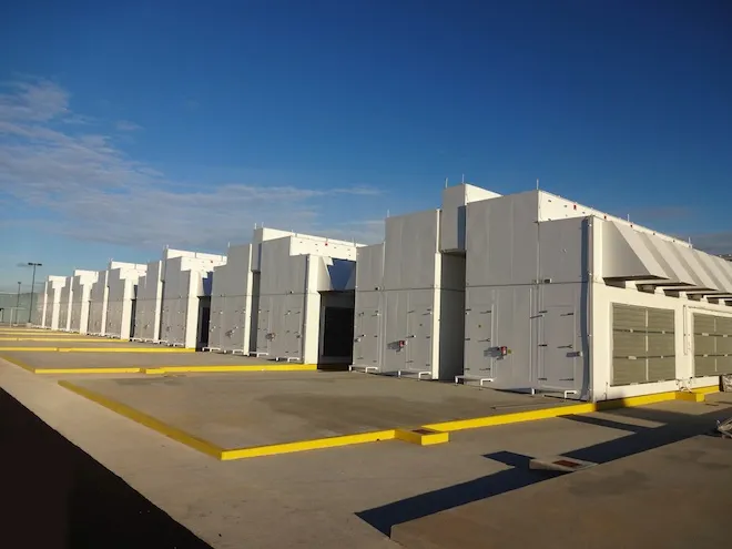 Microsoft bouwt datacenters met duizenden servers voor AI-capaciteit