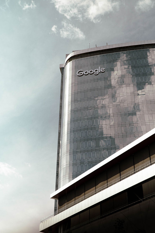 Het Google-logo op een glazen kantoorgebouw in San Salvador; archiefbeeld uit april 2024.