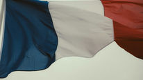 De Franse blauw-wit-rode vlag wappert aan een vlaggenmast.