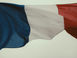 De Franse blauw-wit-rode vlag wappert aan een vlaggenmast.