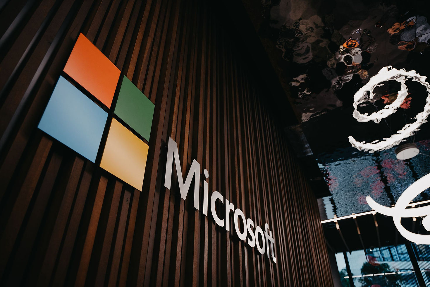 Het Microsoft-logo op een houten wand in een kantoor in Brussel; archiefbeeld uit oktober 2019.