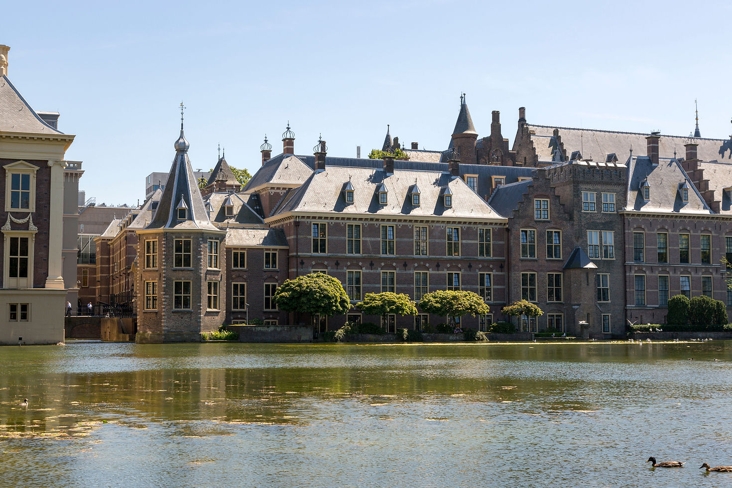 Het Binnenhof aan de Hofvijver in Den Haag; archiefbeeld uit juli 2018.
