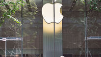 Apple-logo op een glazen winkelgevel in Beijing, archiefbeeld