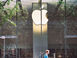 Apple-logo op een glazen winkelgevel in Beijing, archiefbeeld