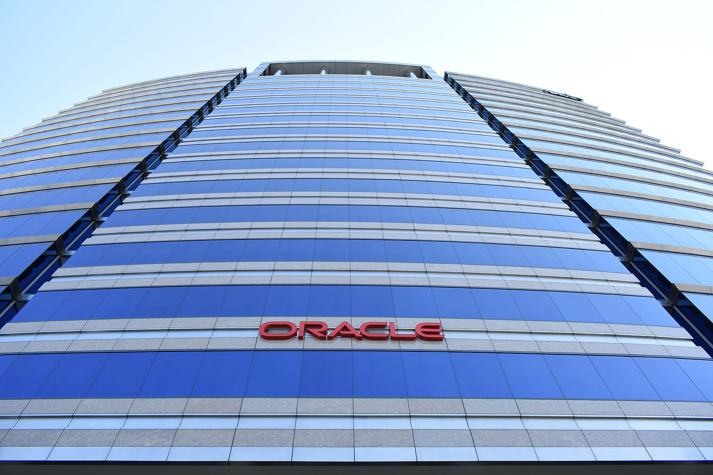 Het Oracle-logo op een kantoorgebouw in San Jose, Californië.