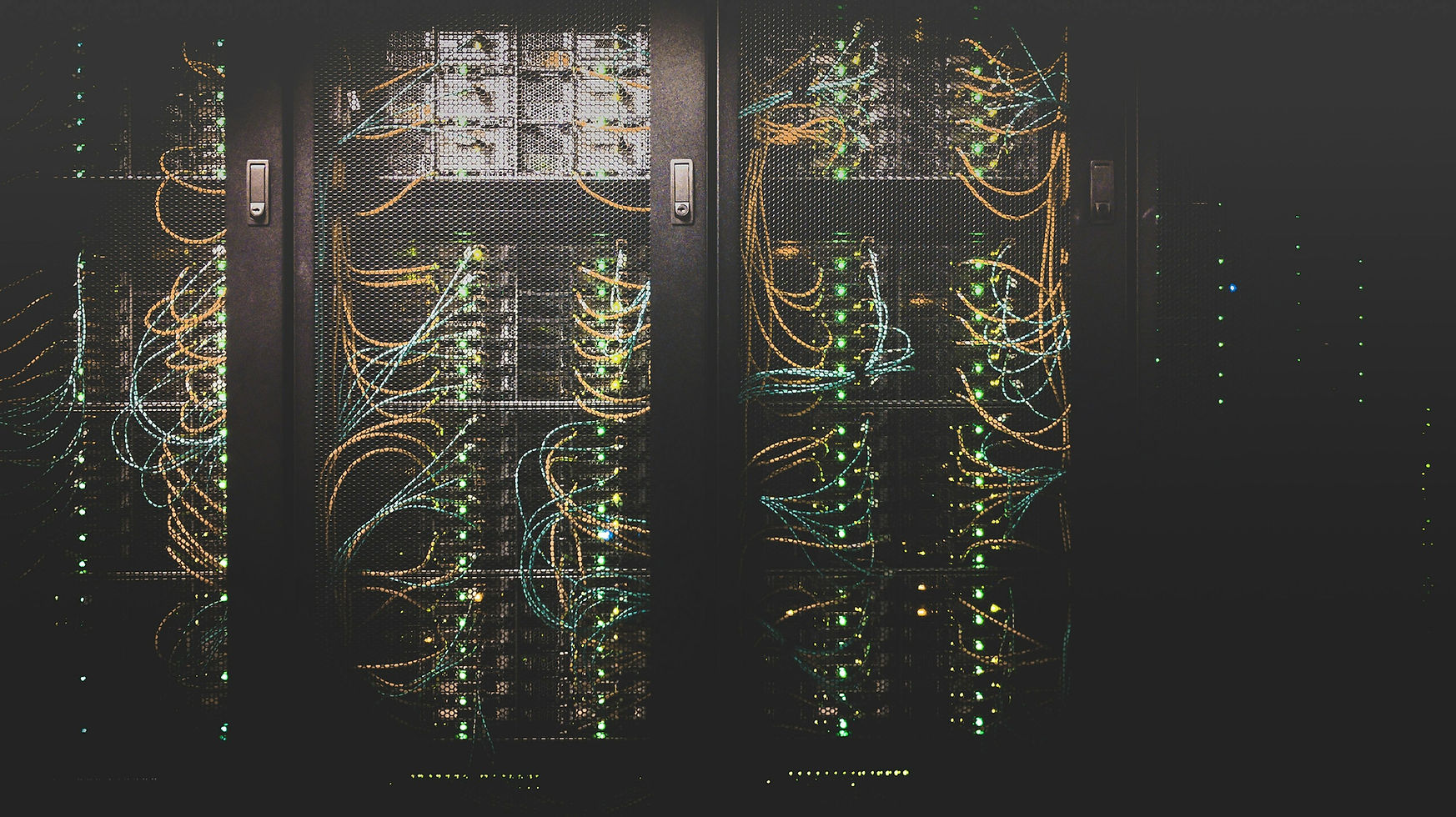Serverkasten en netwerkverbindingen in een datacentrum in Seattle.