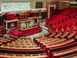 De lege vergaderzaal van de Franse Assemblée nationale in Parijs, met rode zetels.