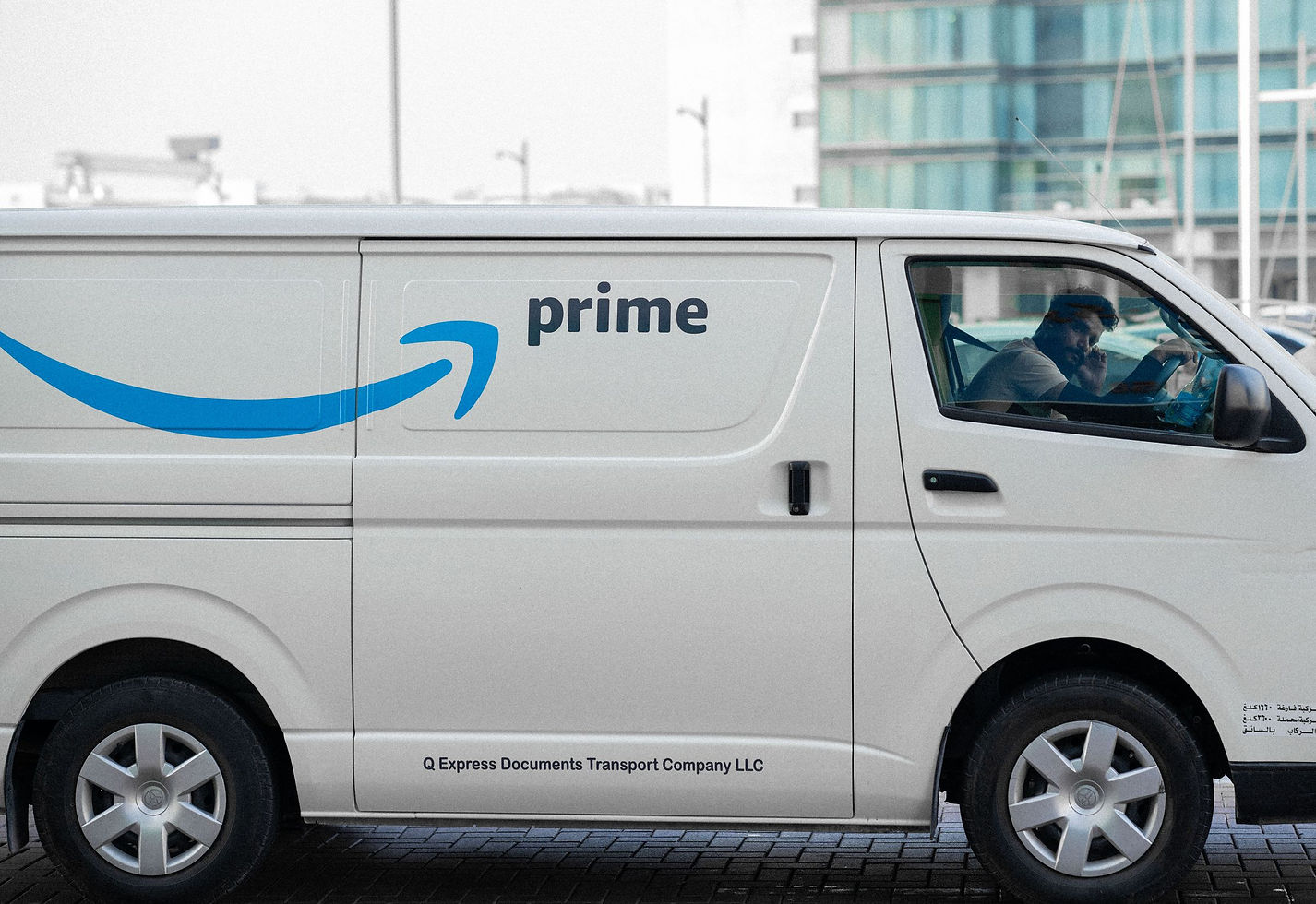 Een bezorgbus met het Prime-logo van Amazon; archiefbeeld uit september 2023.
