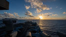 Zonsopkomst vanaf de USS Theodore Roosevelt op 29 september 2024. Archiefbeeld: Ryan Holloway / U.S. Navy, publiek domein.